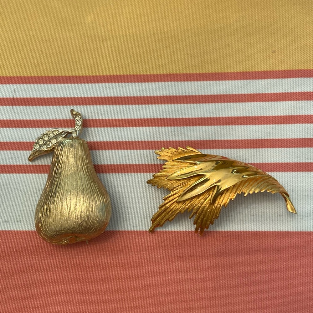 2 signed vintage pins, pear by B.S.K. & leaf by ALAN J. Gold tone. Good clasps.